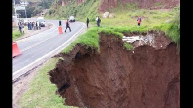 Cierran carretera Naucalpan-Toluca por socavón