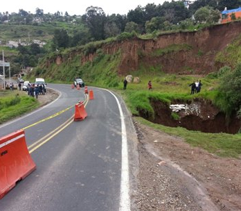 Cierran carretera Naucalpan-Toluca por socavón - deslave