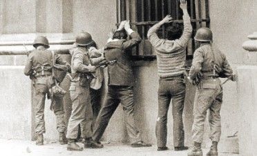 Condenan a 28 ex militares a cadena perpetua en Argentina - dic-04