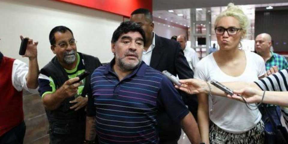 Impiden a Maradona salir de Argentina