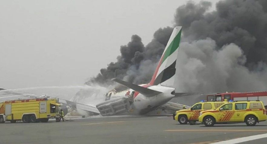 Avión de Emirates se estrella al aterrizar en Dubái. Hay un muerto