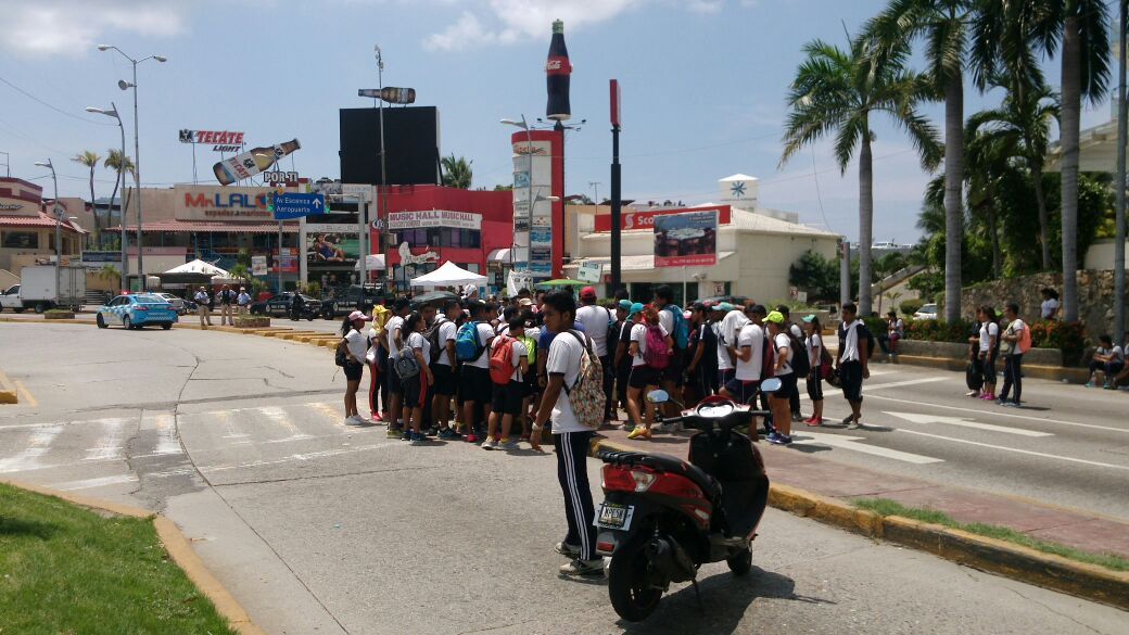 Estudiantes bloquean la Costera de Acapulco - e889ff3a-c4e1-47ea-872e-8c812eb67ad3