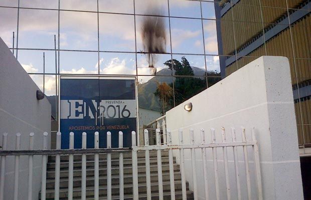Ataca grupo oficialista sede del diario El Nacional de Venezuela