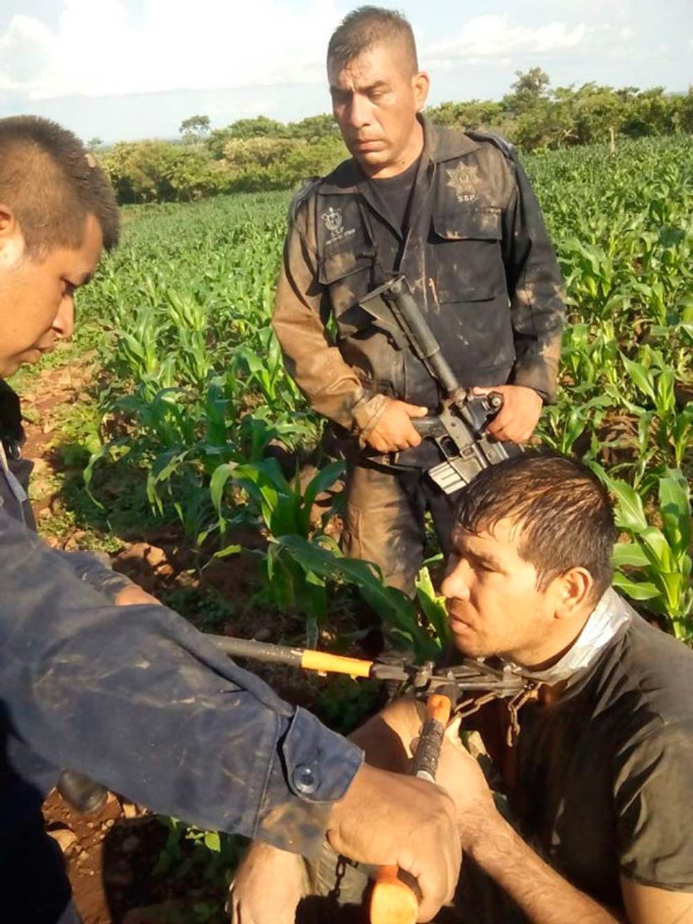 Rescatan a hombre enterrado vivo en Veracruz - enterrado-veracruz-3