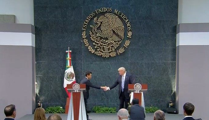 Trump en Los Pinos: "Construiremos el muro" - epn-26