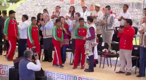Peña Nieto entrega reconocimiento a niños triquis
