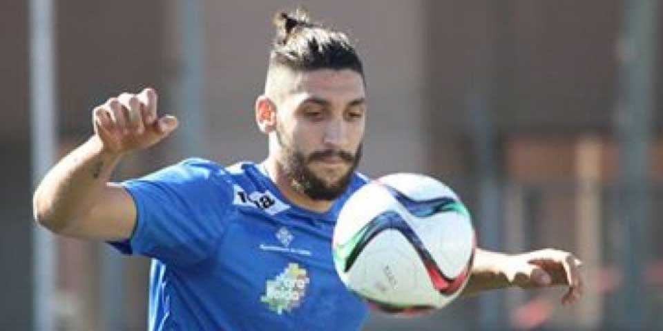 Despiden a futbolista por insultos racistas en Facebook