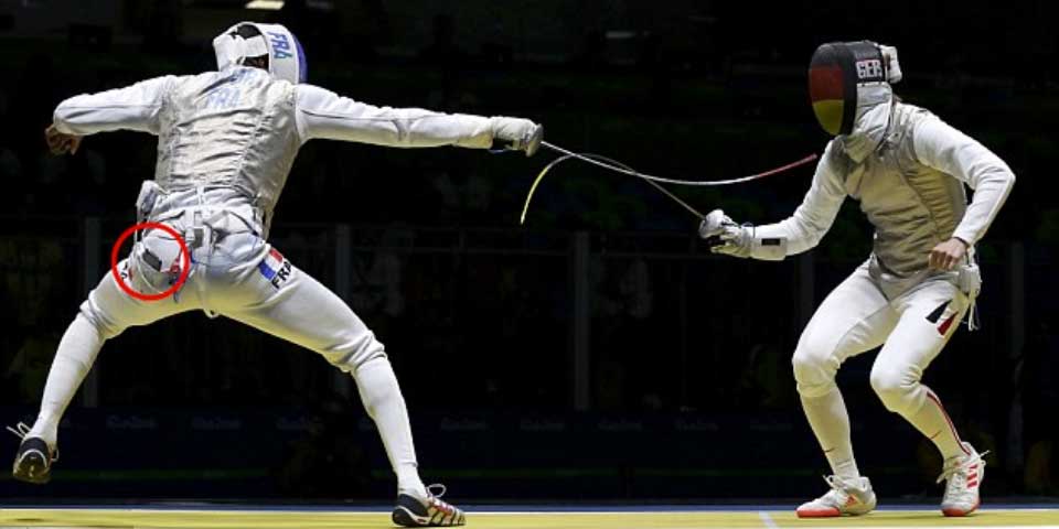 Video: esgrimista pierde su celular durante un duelo