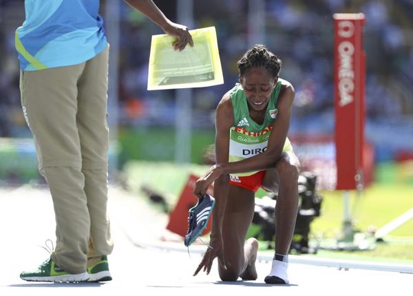 Atleta etíope completa carrera con solo un zapato - etenesh-diro-1