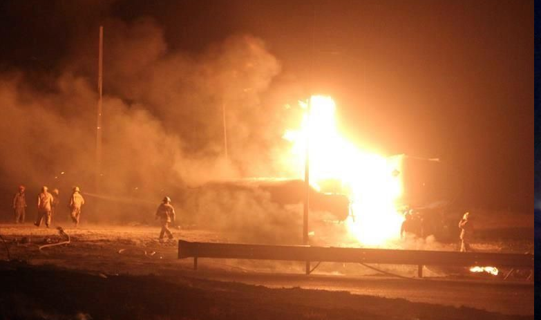 Mueren dos por explosión de pipa en Nuevo León