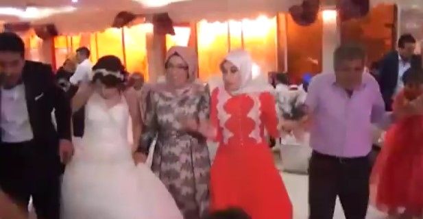 Video: momento de la explosión de un coche bomba en Turquía