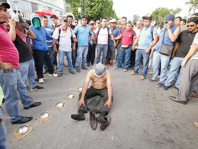 CNTE toma Torre Chiapas y humilla a presunto expolicía - expolicia-humillado-cnte