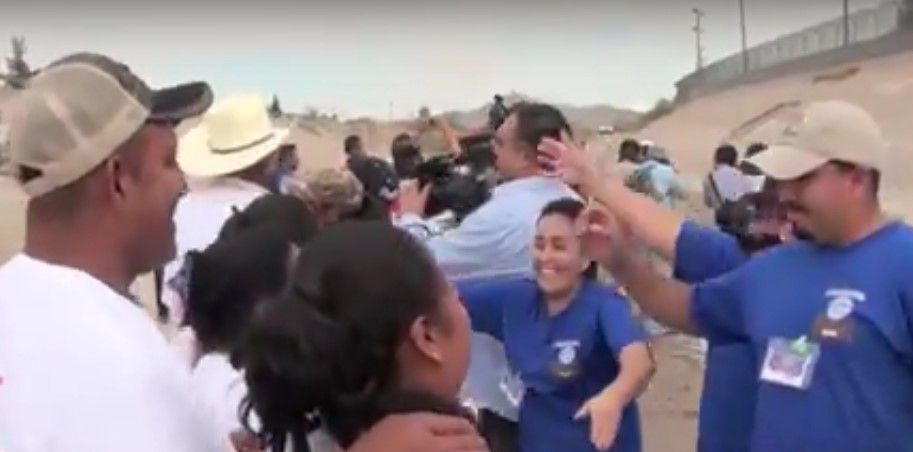 Permiten a familias de migrantes abrazarse por 2 minutos en la frontera con EE.UU.