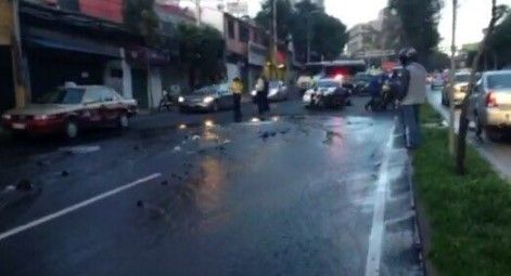 Fuga de agua complica tránsito en Constituyentes