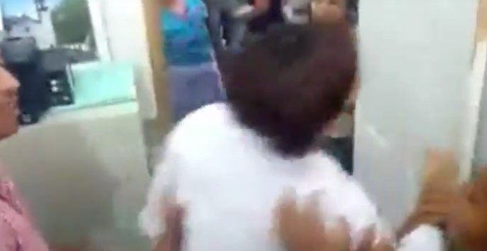 Video: sacan a empujones a funcionaria en Hidalgo por obras inconclusas