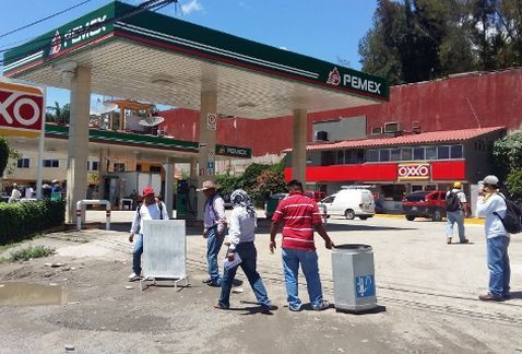 Clausura CETEG gasolineras en Chilpancingo