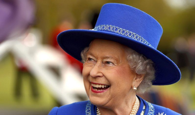 La reina de Inglaterra ofrece el puesto de asistencia de limpieza