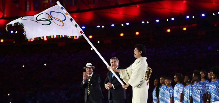 Gobernadora de Tokio llega con la bandera olímpica a su país