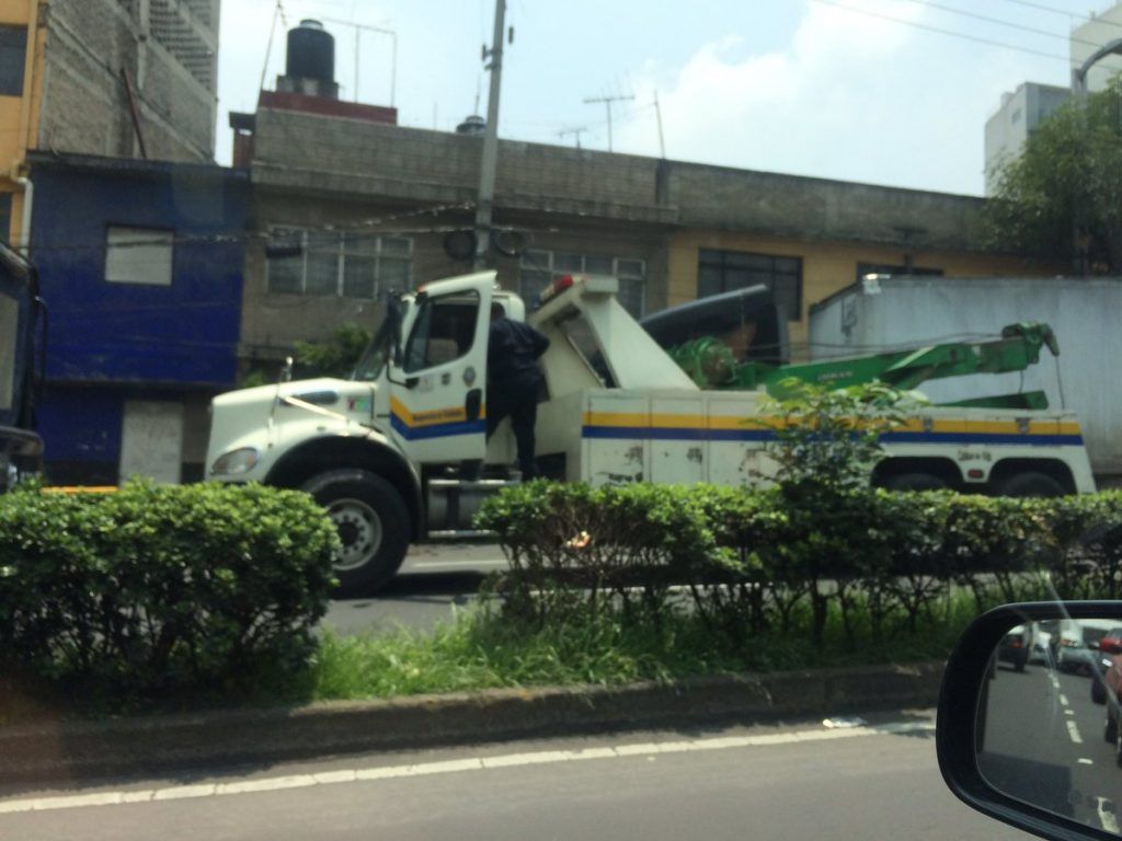 Tráiler se estrella en Constituyentes - grua-constituyentes-1024x768