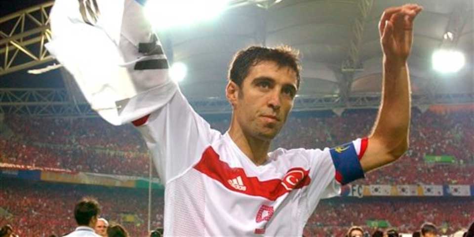 Ordenan detención de leyenda turca Hakan Sukur