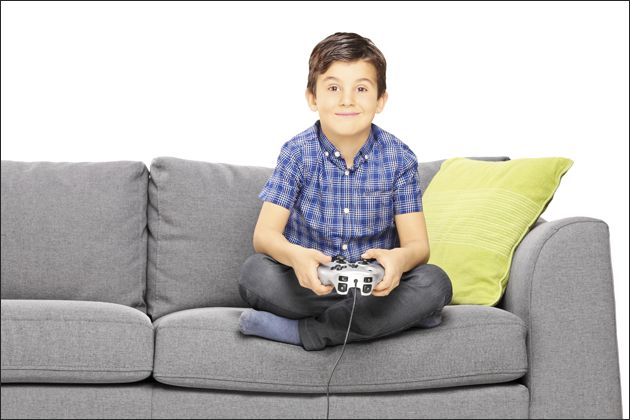 Los videojuegos nos hacen más listos y Facebook más tontos - happy-kid-playing-video-games