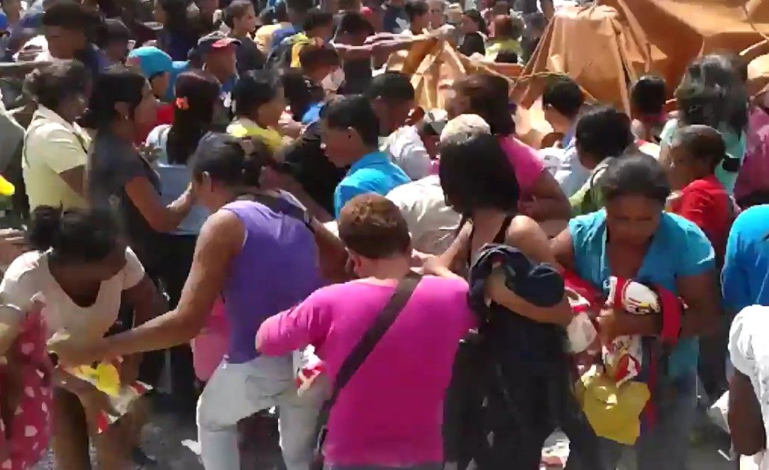 Video: venezolanos saquean camión con harina