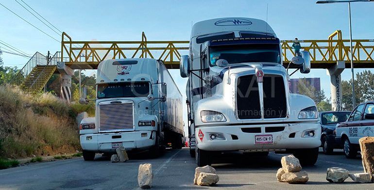 Sección 22 retiene camiones de carga en Oaxaca