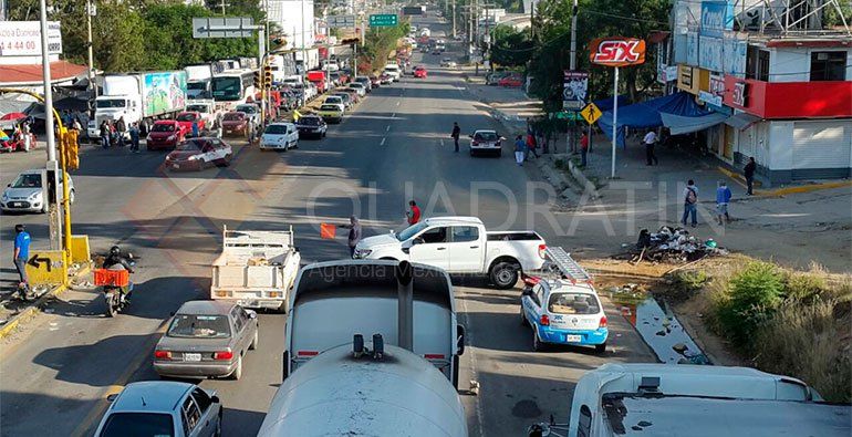Sección 22 retiene camiones de carga en Oaxaca - hb308_2