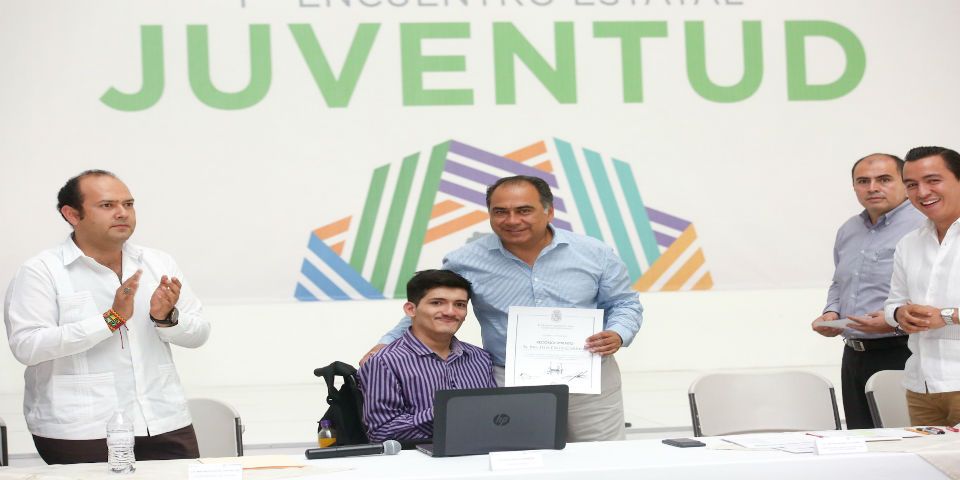 Héctor Astudillo entregó reconocimiento a ganador del Premio Nacional de la Juventud 2016
