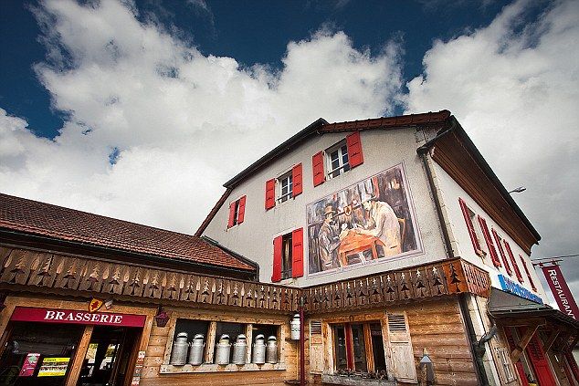 En el Hotel Arbez, puedes dormir en Francia y Suiza al mismo tiempo - hotel-frontera-3