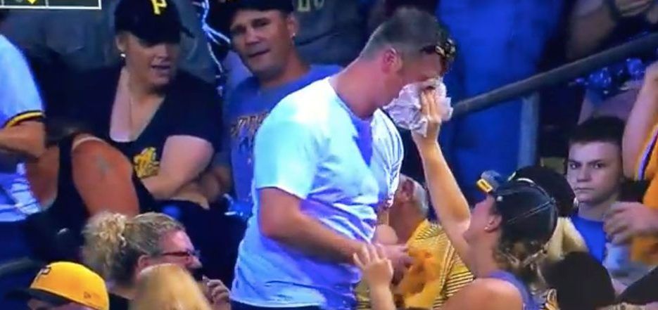 Video: hombre intenta atrapar pelota de béisbol y termina tirándose sus nachos en la cara