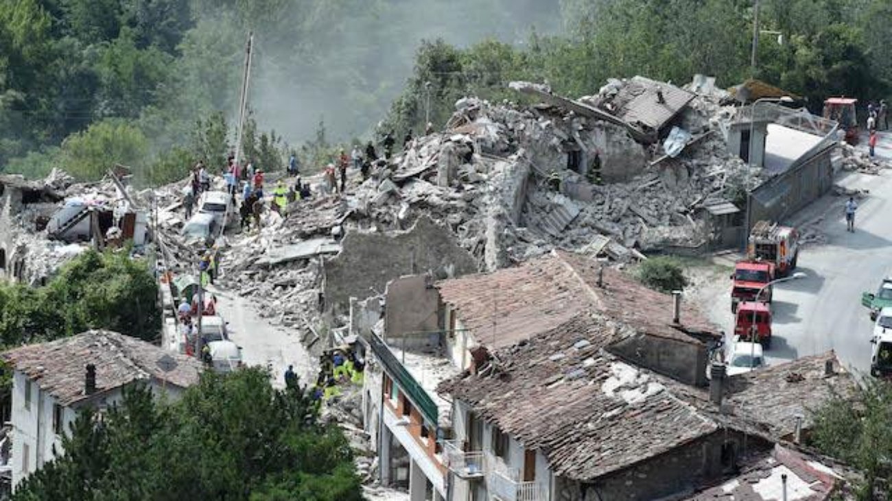 Video: perro salva a niño de escombros que dejó terremoto en Italia