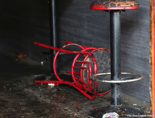 Mueren 13 personas por incendio en bar de Francia - incendio-bar-francia-3