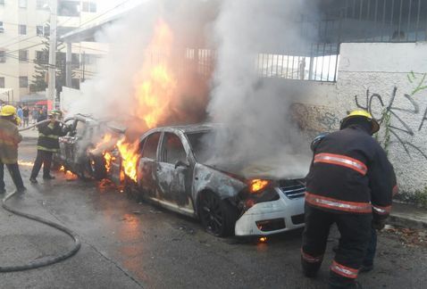 Incendian dos coches en Acapulco - incendio_autos_acapulco-queman_dos_carros_acapulco-milenio_noticias_MILIMA20160831_0133_11
