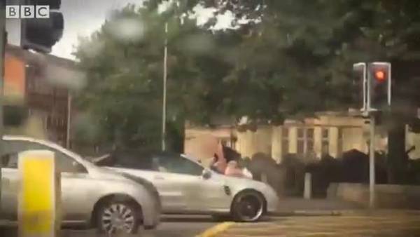 Video: hombre enfurecido golpea auto en movimiento - insolita-forma-termino-discusion-transito_CLAIMA20160805_0235_28