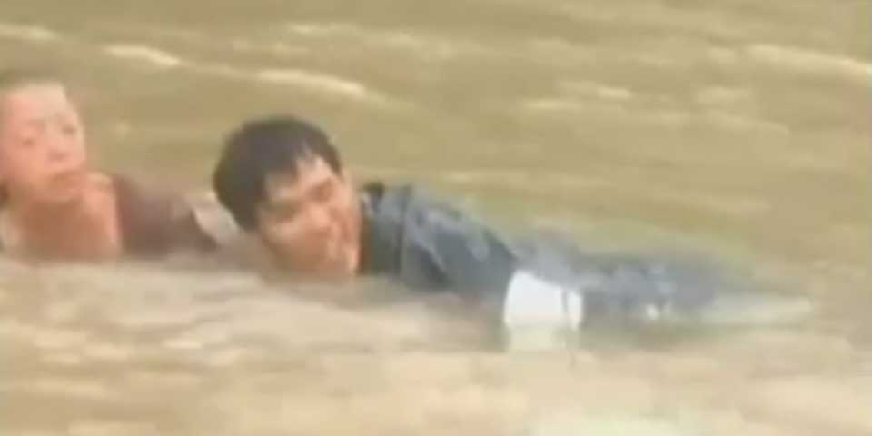 Video: dramático rescate de mujer y perro en inundaciones en Luisiana