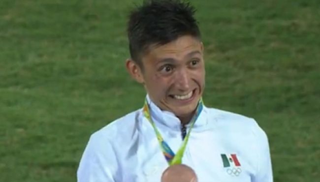Ismael Hernández gana bronce en pentatlón moderno - ismael-medalla
