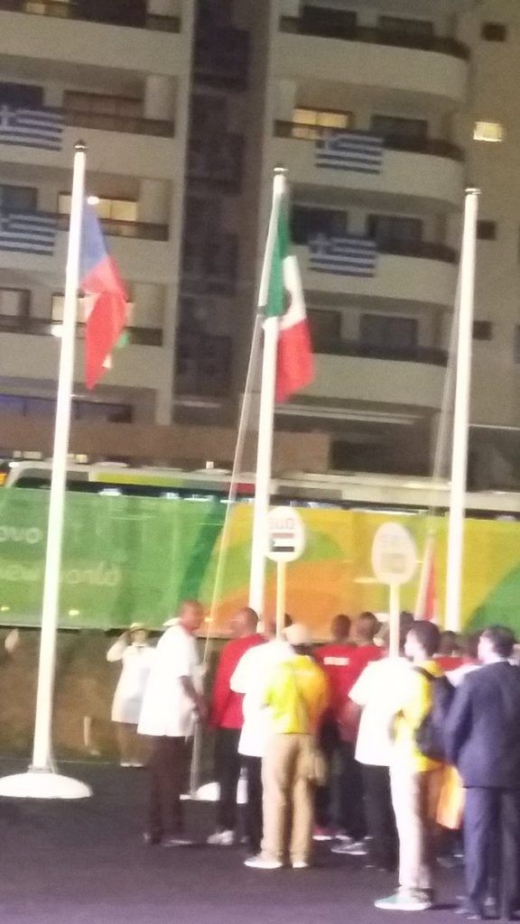 Izan bandera mexicana en la Villa Olímpica - izamiento-de-bandera-576x1024