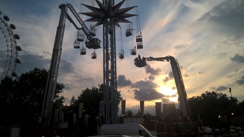 Video: quedan atrapadas 19 personas en juego mecánico