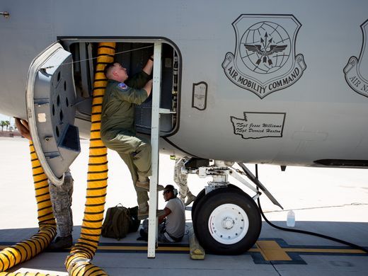 Así abastecen de combustible a un avión en el aire - kc-135-2