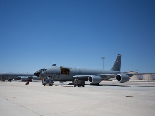 Así abastecen de combustible a un avión en el aire - kc-135