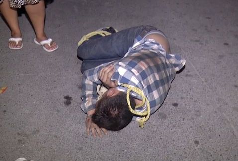 Amarran y golpean a presunto ladrón en Monterrey