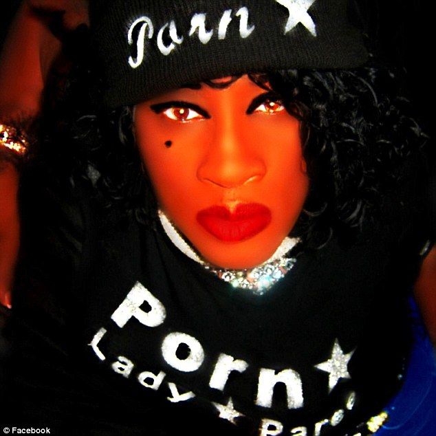 Ex actriz porno demanda a Zuckerberg y a Facebook por mil millones de dólares - lady-paree