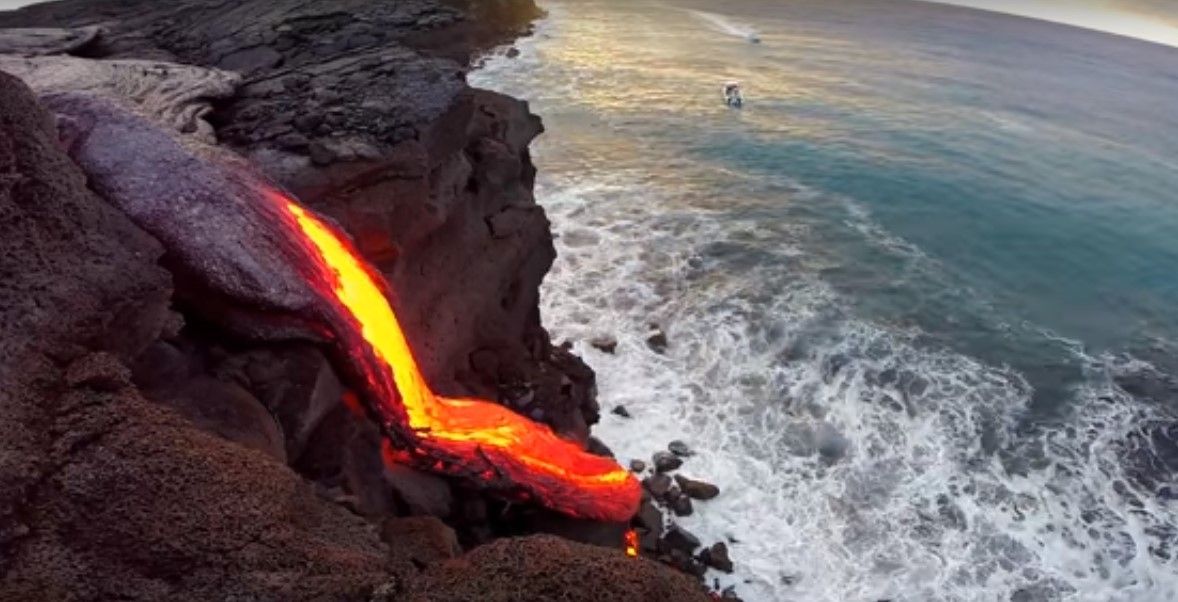 Video: lava de volcán de Hawaii cae en cascada al océano
