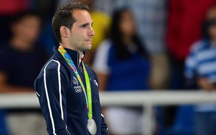 Renaud Lavillenie llora en el podio al ser abucheado nuevamente - lavillenia-tears