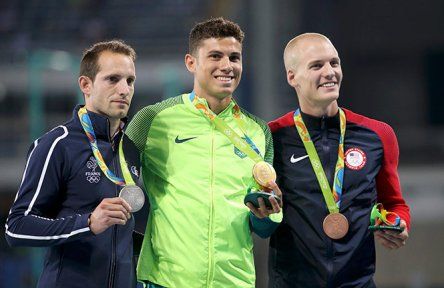 Renaud Lavillenie llora en el podio al ser abucheado nuevamente