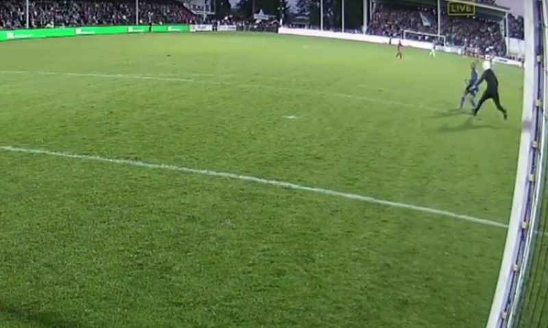 Video: encapuchado agrede a portero