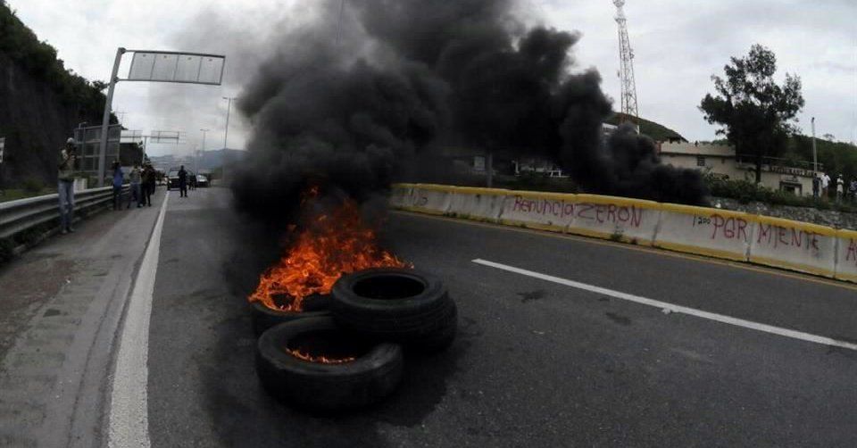 Normalistas queman llantas en Autopista del Sol - llantas-2