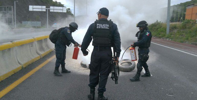 Normalistas queman llantas en Autopista del Sol - llantas