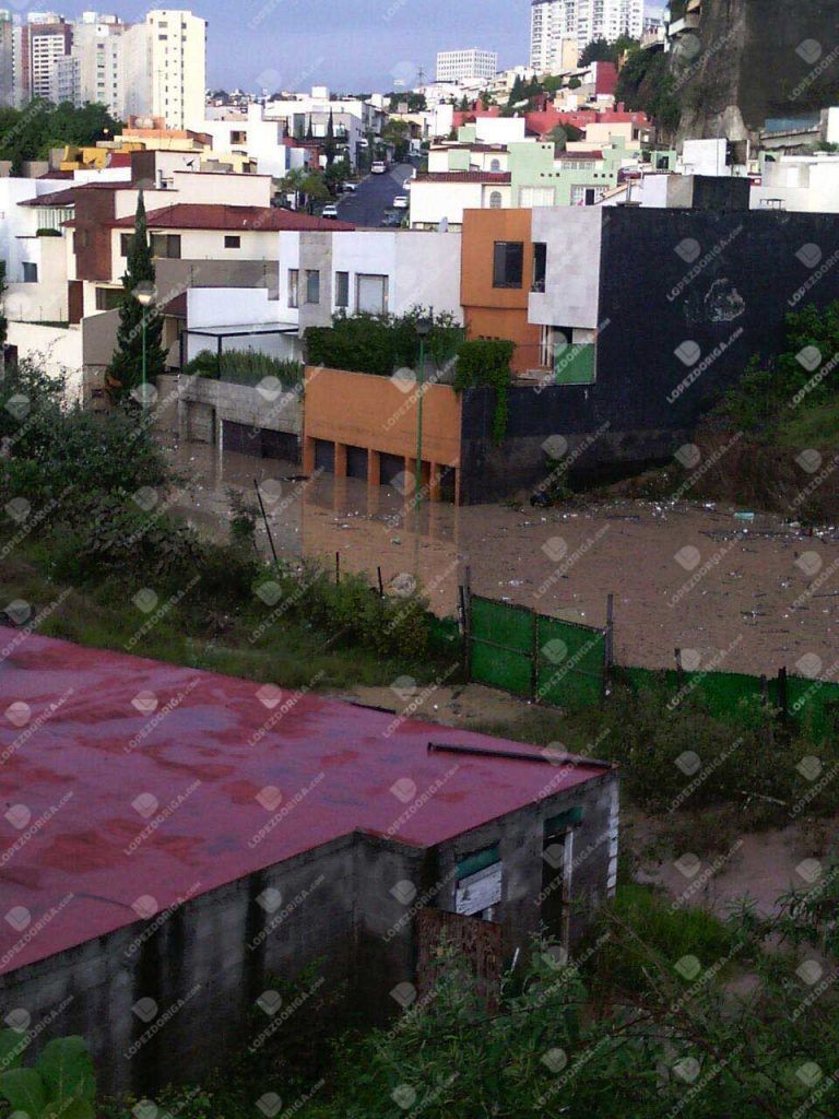 Vecinos de Interlomas piden ayuda tras lluvias del martes - lluvias4-768x1024